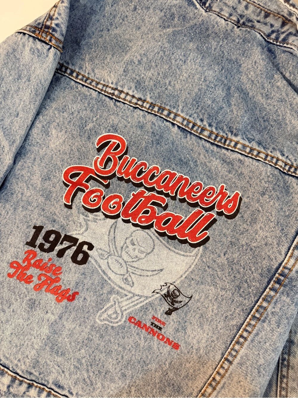 Wear by Erin Andrews Tampa Bay Buccaneers Bucs Denim Jacket Small Graphic